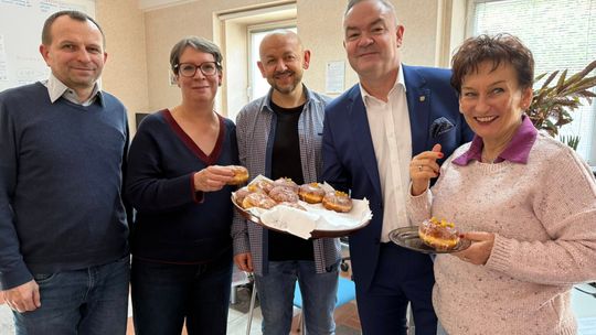 Słodka tradycja w Oleśnicy. Burmistrz częstował pączkami w urzędzie