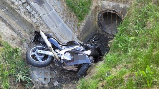 Szaleńczy pościg zakończony w rowie! Motocyklista uciekał przed policją i ukrył się pod ciężarówką (FILM)