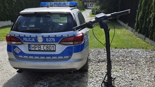 17-latek na hulajnodze uciekał przed policją. Wjechał do parku, próbując zgubić patrol