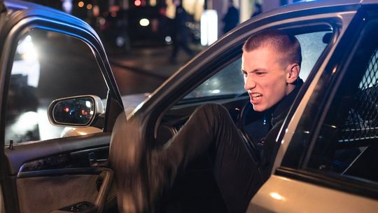 18-LATEK PO URODZINACH ZAATAKOWAŁ POLICJĘ. "ROZNIOSĘ WAS!"