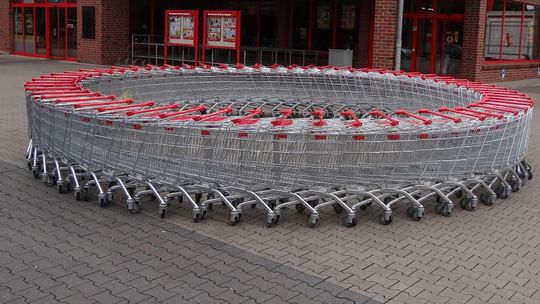 BĘDZIE KOLEJNY SUPERMARKET. I MNÓSTWO SZEREGÓWEK