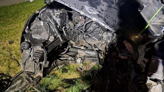 Dwa auta zderzyły się czołowo, dwie osoby ranne