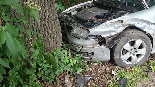 Dwa auta zderzyły się czołowo, helikopter LPR lądował w polu, jedna osoba walczy o życie