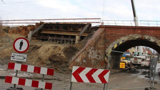Gigantyczny żuraw w akcji – Oleśnica buduje tunel
