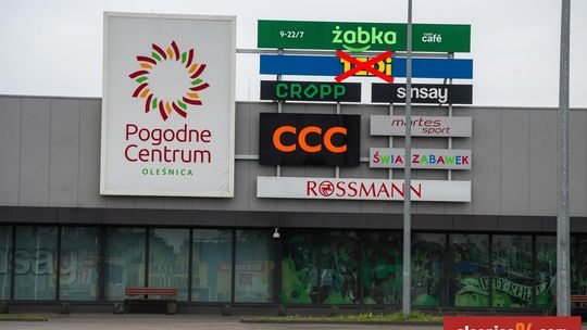 Koniec ery w Pogodnym Centrum! Popularny TEDi zamyka sklep w Oleśnicy. Żabka też się przeprowadza