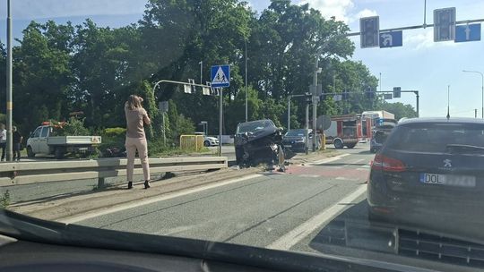 Motocyklista z Oleśnicy uciekał przed policją. Zginął na miejscu po wbiciu się na czerwonym świetle