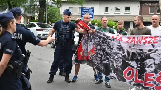 Nie było rac, kibice stali spokojnie. Nagle wkroczyła policja... (WIDEO)