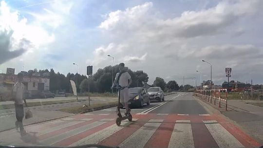 Niebezpieczna sytuacja na przejściu w Oleśnicy. Hulajnoga przejechała tuż przed pieszym