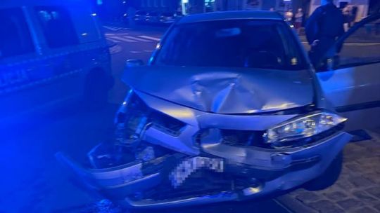 Nocny pościg ulicami Oleśnicy! 20-latek uciekał przed policją i rozbił się na rondzie