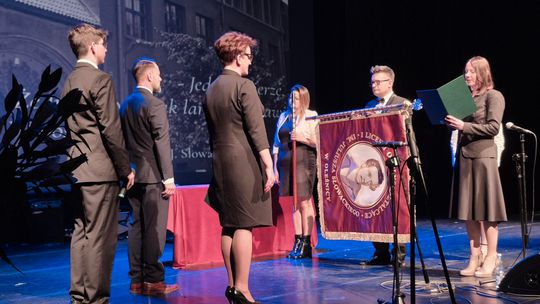 Nowy sztandar i gala na 80-lecie I LO w Oleśnicy