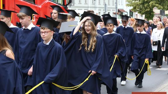 Ósmoklasiści pożegnali szkołę w Twardgórze