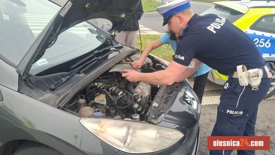 Pani była w opałach. Wtedy pojawili się policjanci...