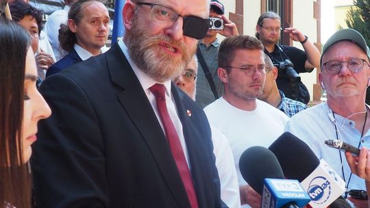 Pikieta pod sądem w Oleśnicy w obronie ludzi Grzegorza Brauna – „Nie pozwolimy ich skazać!” (AKTUALIZACJA)
