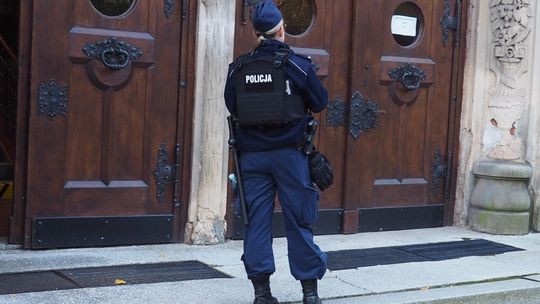 Policja już stoi pod oleśnickimi szkołami. Po fali ataków w całym kraju ruszyły kontrole
