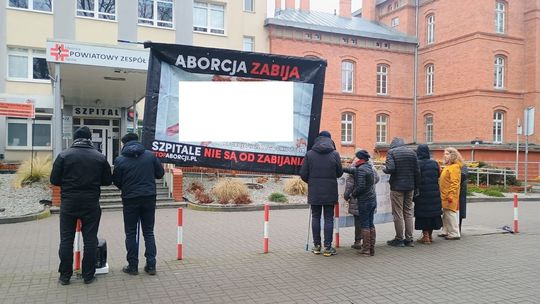 Praktykantka alarmuje: głośny różaniec i czarna trumna przed szpitalem. Pacjenci w stresie, zwłaszcza na porodówce