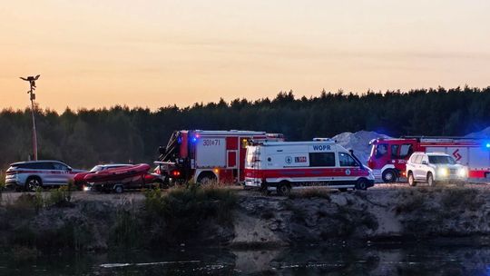 Przerwano nocne poszukiwania w zbiorniku w Sątoku. Akcja ma być kontynuowana