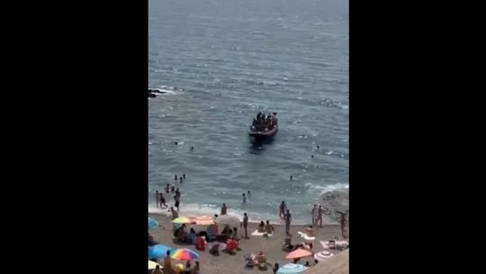 Szybka łódź wysadziła migrantów na plaży w środku dnia