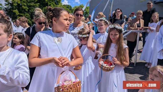 Ulice pełne wiernych. Wieczorem Oleśnica zaśpiewa „Idźcie do nieba”
