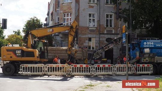 Usuwają zapadlisko na ul. 11 Listopada w Oleśnicy. Kierowców czekają utrudnienia [AKTUALIZACJA]