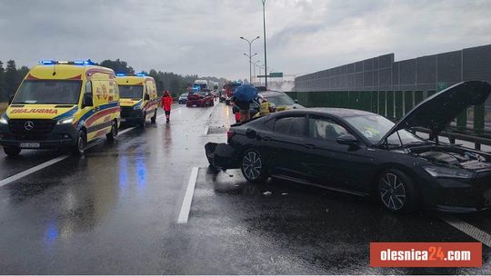 Wypadek na S8 pod Oleśnicą! Zderzyły się trzy auta, cztery osoby poszkodowane