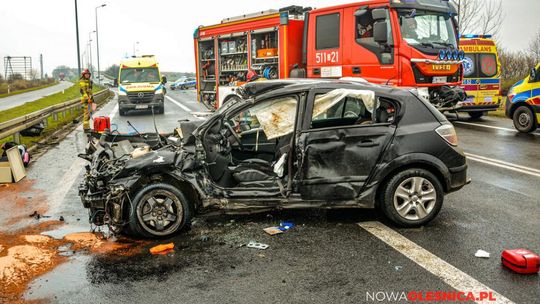 Zderzenie Flixbusa i opla pod Smardzowem. Kierująca zmarła w szpitalu (AKTUALIZACJA)