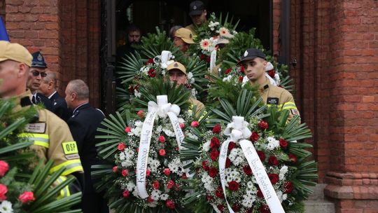 Żegnano Zbigniewa Potyrałę. Wieloletni starosta oleśnicki i burmistrz Twardogóry odszedł w wieku 68 lat