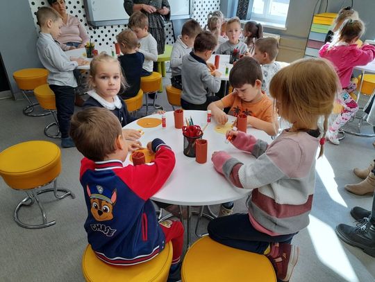 Przedszkolaki i uczniowie w bibliotece w Oleśnicy