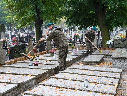 Żołnierze z Oleśnicy na grobach powstańców