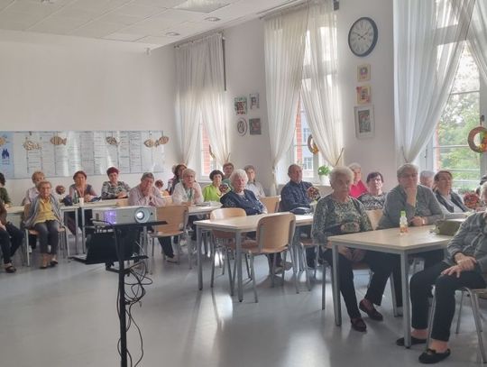 Seniorzy spotkali się z policjantką