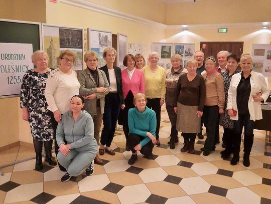 Seniorzy z uchodźcami w bibliotece w Oleśnicy