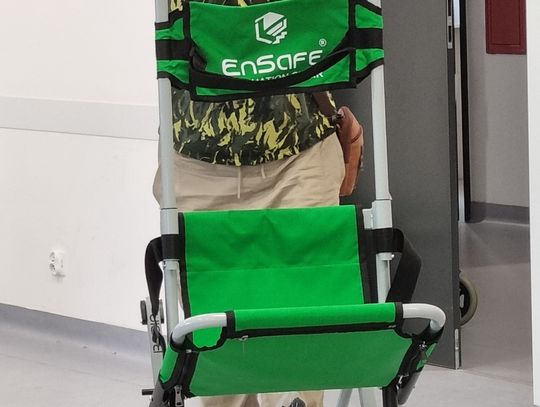Seniorzy ewakuują się