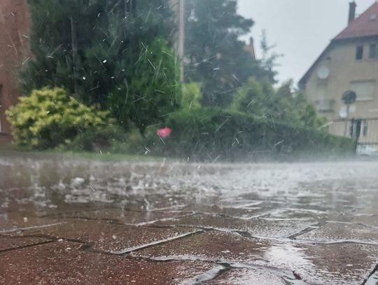 Burze, ulewne deszcze - jak zadbać o bezpieczeństwo?