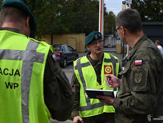 Żołnierze transportują ciężki sprzęt