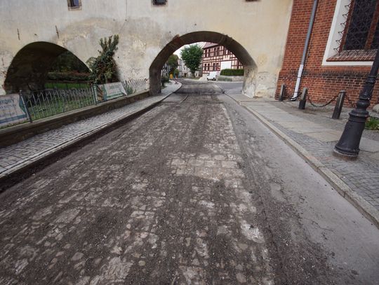 Stary bruk w Oleśnicy zalewa asfalt