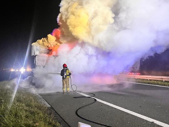 Pożar ciągnika przewożącego artykuły spożywcze