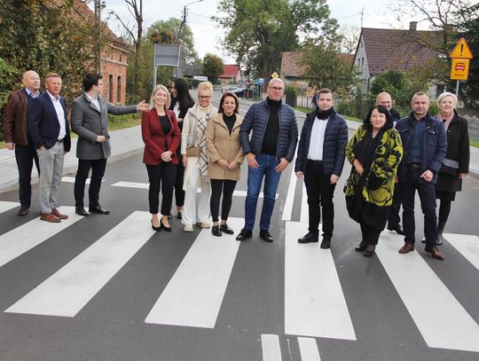 Domasławice z przebudowaną jezdnią i nowymi chodnikami