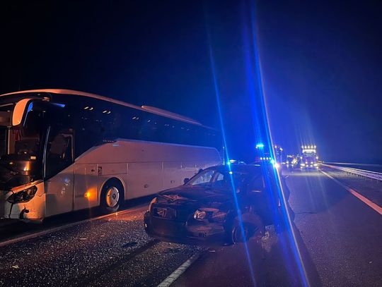 Autokar zderzył się z samochodem osobowym