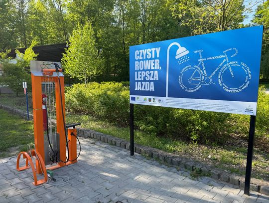 Stacja naprawy rowerów i myjka czekają