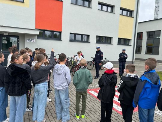 Policjanci uczą dzieci w Dziadowej Kłodzie