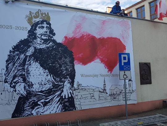 Zawieszono baner upamiętniający Tysiąclecie Koronacji Pierwszych Królów Polski