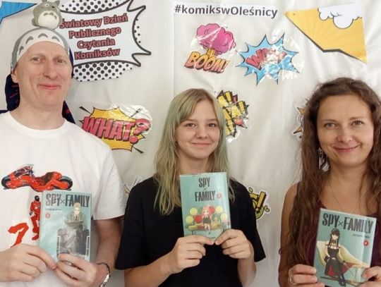 Młodzież czyta komiksy w bibliotece w Oleśnicy