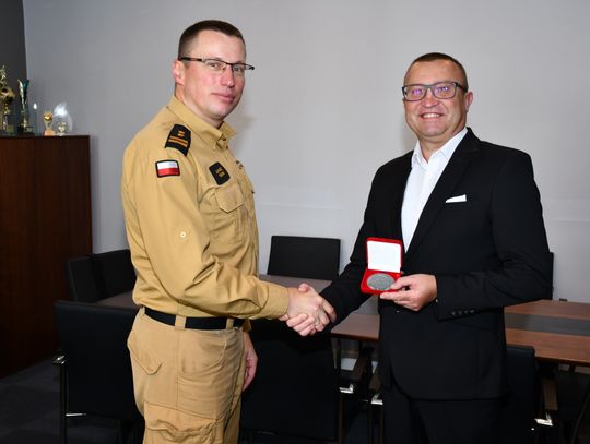 Medal dla gminy Oleśnica od strażaków