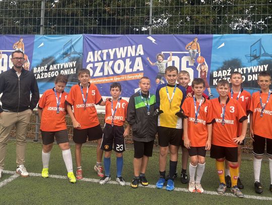 Drugie miejsce zespołu z Sokołowic w turnieju "Z orlika na basen"