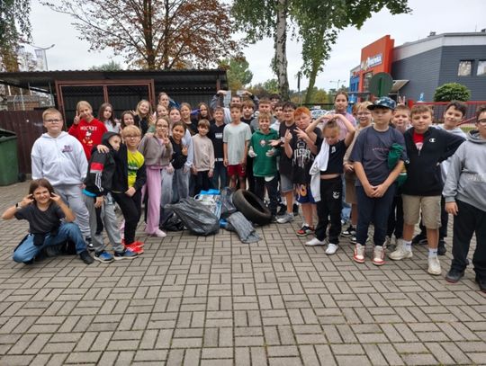 Uczniowie sprzątają świat