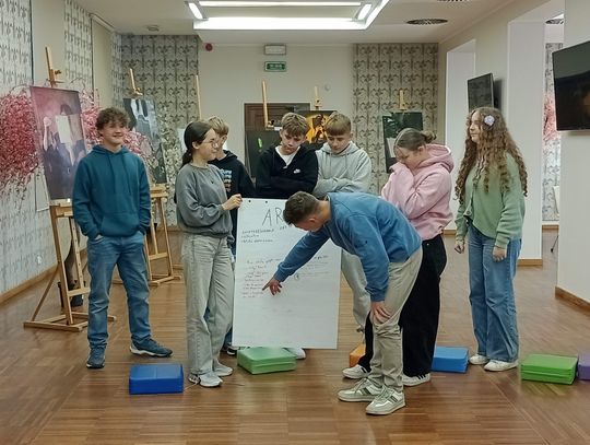 Czym jest dorosłość? - warsztaty dla młodzieży w bibliotece w Oleśnicy