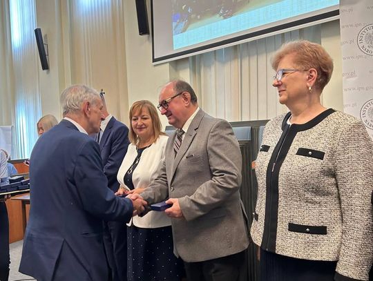 Jan Bronś z medalem od Światowego Związku Żołnierzy Armii Krajowej