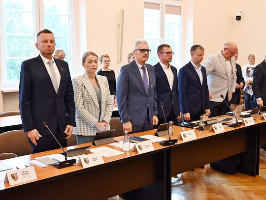 Sesja Rady Powiatu Oleśnickiego zaczęła się od minuty ciszy..