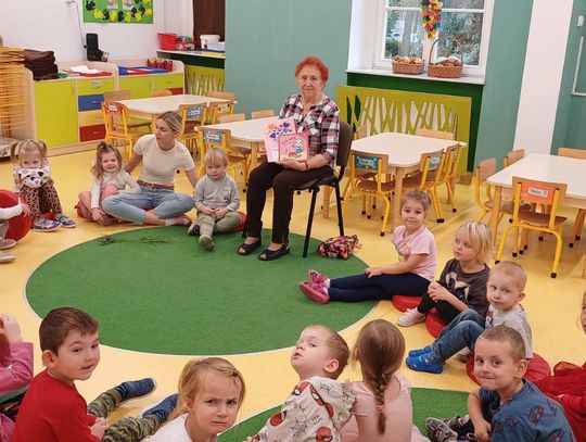 Wnuk słucha. Babcia czyta. Dziadek też