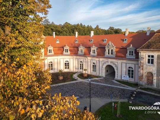 Jesień idzie przez pałac