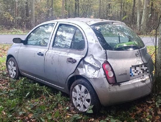 Kierująca wpadła w poślizg i uderzyła w drzewo